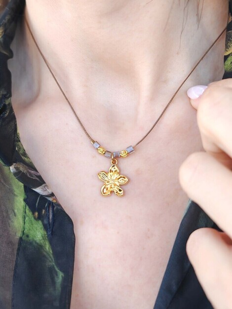 Flor necklace 