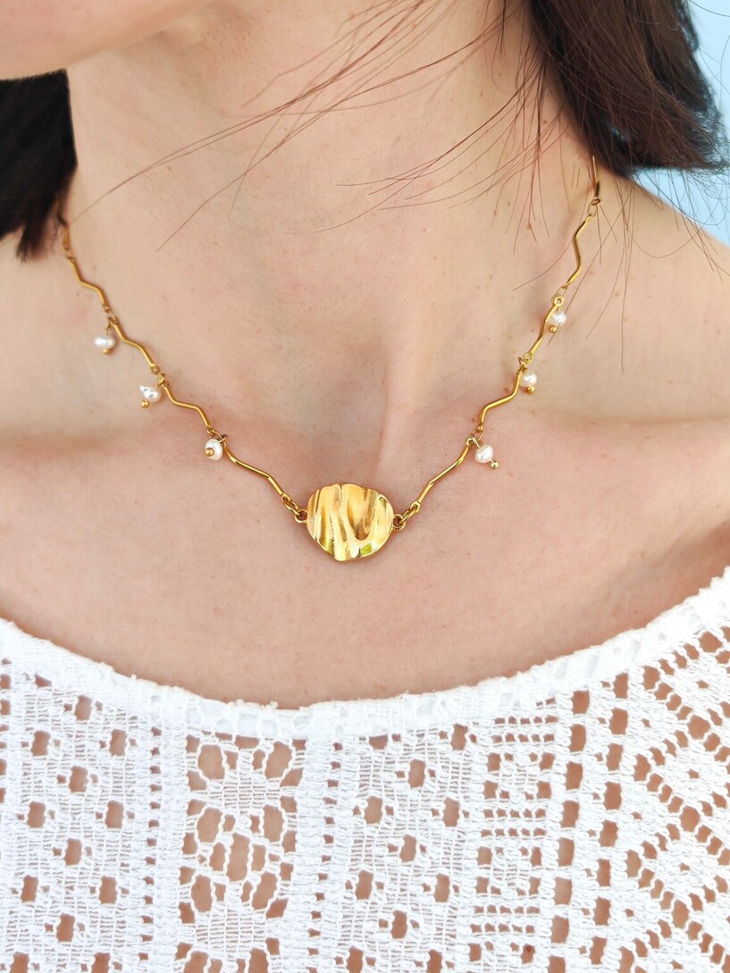 Fresh pearls gold necklace