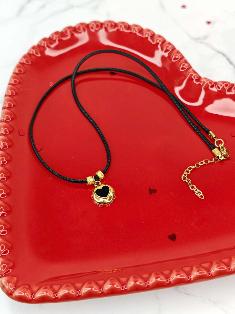 Black heart necklace