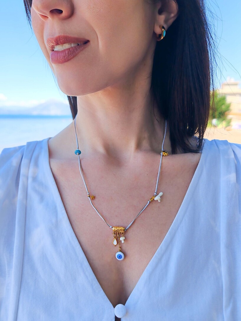 The loose necklace 