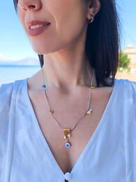 The loose necklace 
