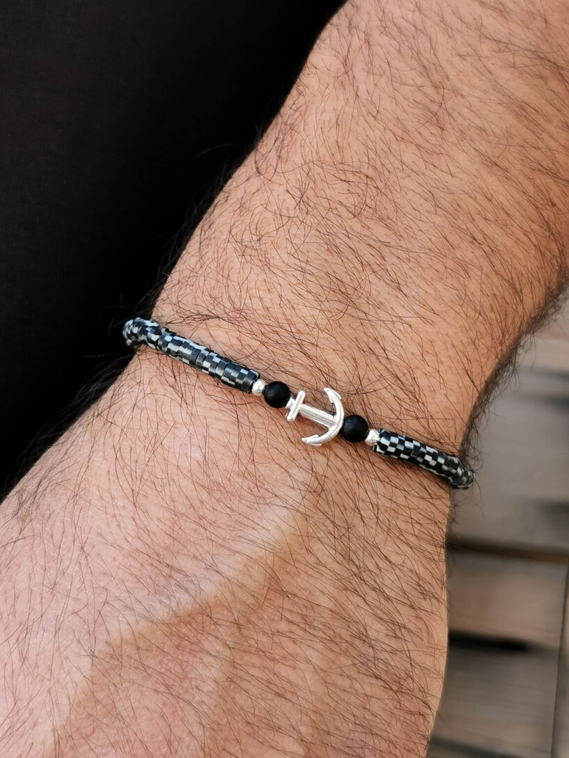 Anchor bracelet