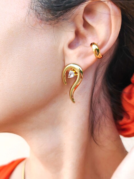 Bond earrings