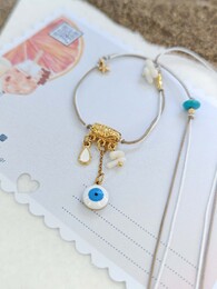 The loose necklace 