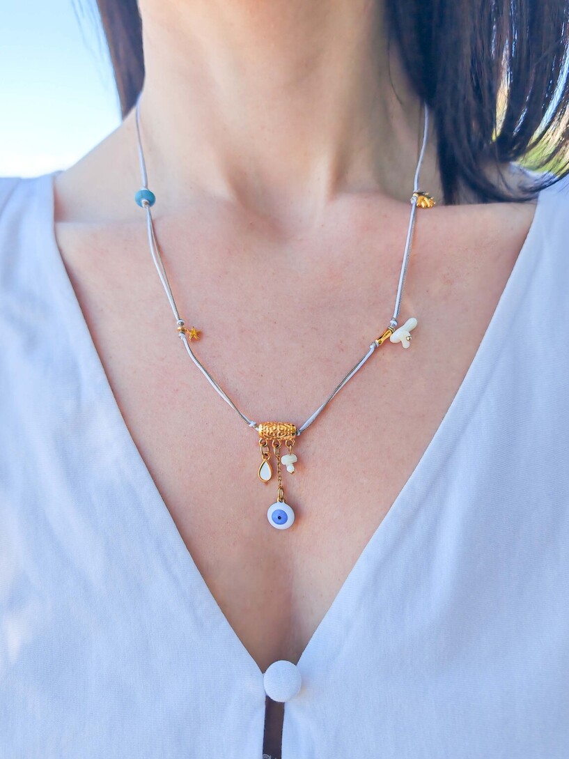 The loose necklace 