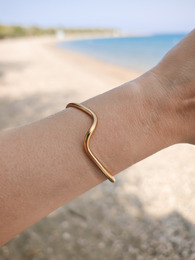 Wave bangle bracelet