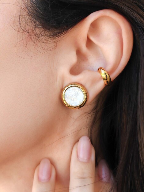 Pearl clips earrings