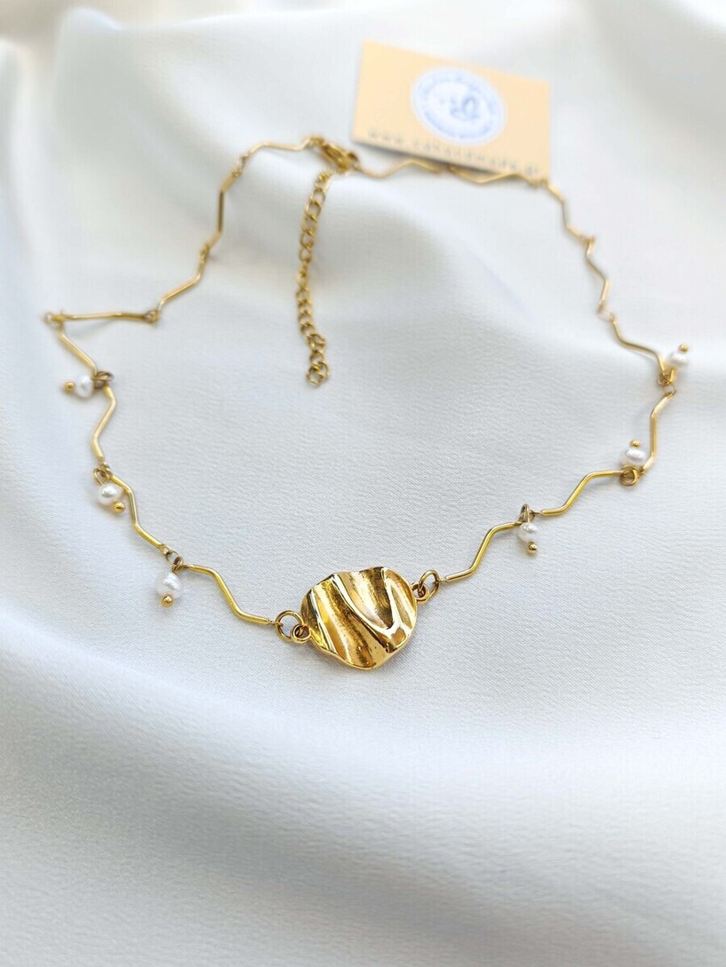 Fresh pearls gold necklace